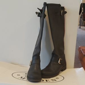Steve Madden Black Moto boots w/red zipper. Size 7